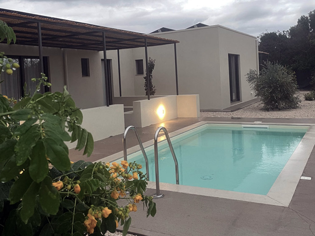 retreat con piscina al tramonto