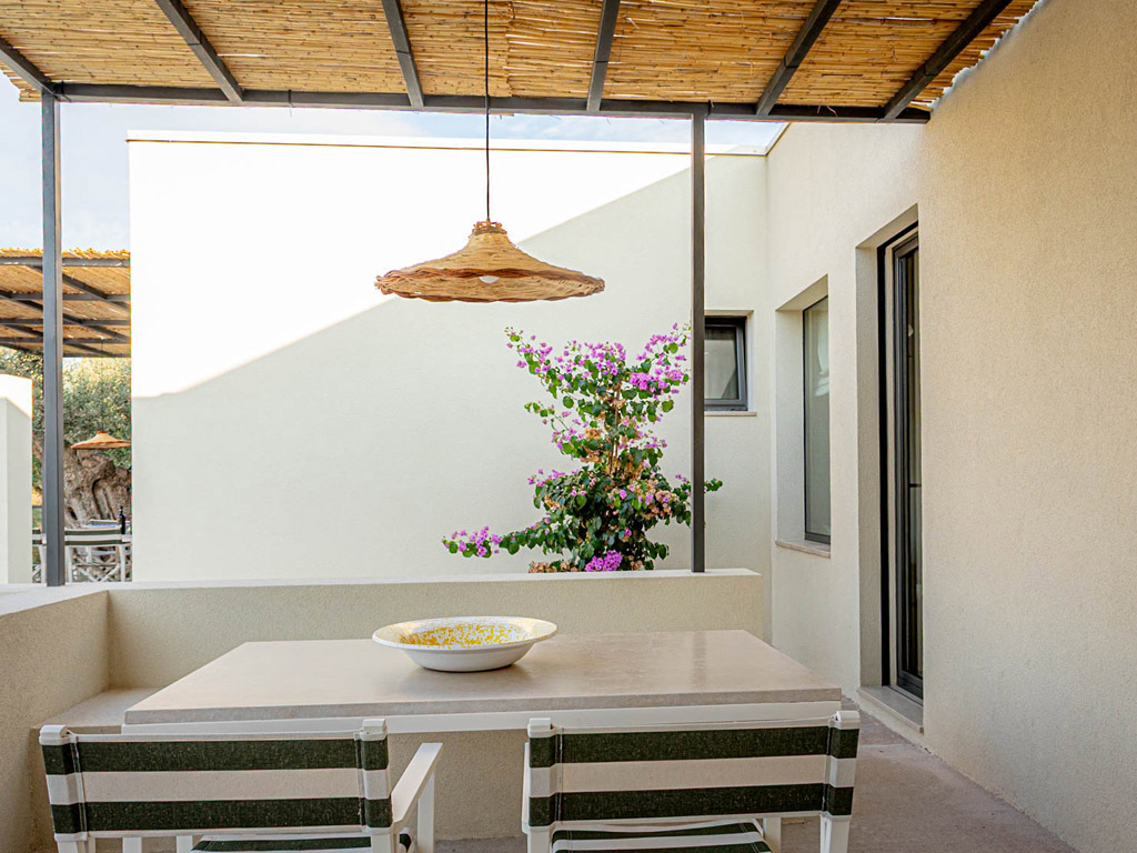 xenia casa gialla patio esterno